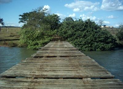 Parte da ponte que fica do lado de Goiás não foi restaurada.Bruna Girotto