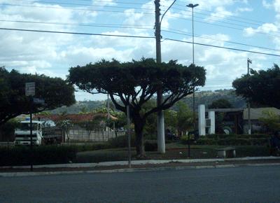 Esta praça fica na saída para Paranaíba, sendo conhecida como um ponto de carona.Bruna Girotto