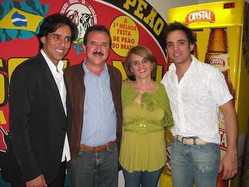 Prefeito José Donizete e a esposa Mara, com a dupla.Genivaldo Nogueira