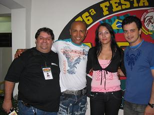 O locutor da Rádio Patriarca Márcio Costa com sua esposa e a dupla Rick e Renner.Genivaldo Nogueira