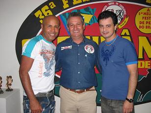 Presidente do Sindicato Rural Waldir Cotrim e a dupla Rick e Renner.Genivaldo Nogueira