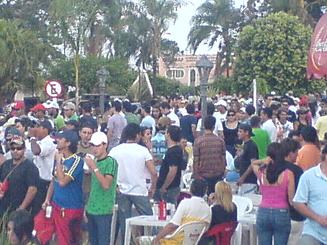 Milhares de pessoas foram à Praça São José hoje.Guilherme Girotto