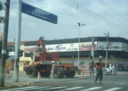 Guarda auxilia no trânsito, por causa da pavimentação no asfalto, na Av. Fernando Corrêa da Costa.Bruna Girotto