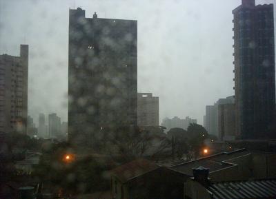 Neste instante, chove na capital sul-mato-grossense.Bruna Girotto