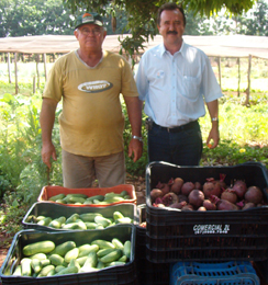 O prefeito José Donizete com o horticultor Vicente Prado