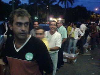Fila de entrega das urnas no Cartório EleitoralGuilherme Girotto