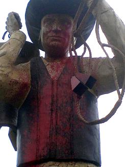 Vandalismo danifica estátua do peãoGuilherme Girotto