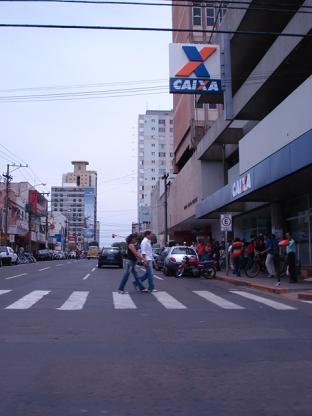 Rua 13 de Maio: rua com lojas, banco e muito movimento.Bruna Girotto