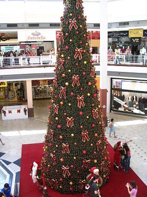 Uma enorme árvore de Natal enfeita o Shopping...Eloísa Barbosa