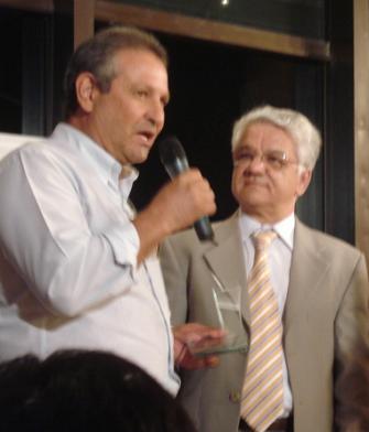 Waldir Cotrin agradecendo o troféu recebido, do quadro Roda de Tereré, do Programa Alma Guarani.Bruna Girotto
