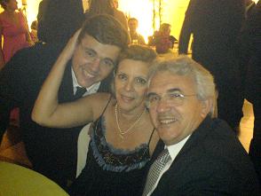 Gustavo e seus pais, na festa em Goiânia, quando recebeu o seu segundo título de especialistaGuilherme Girotto