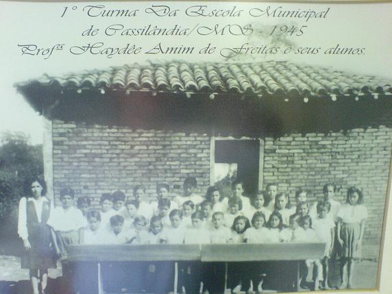 A foto é de 1.945. A primeira turma da Escola Municipal, com a primeira professora Haydêe Amin.