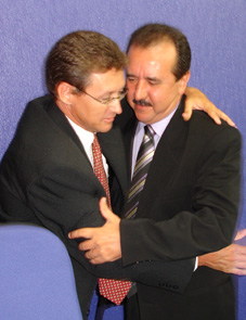 Baltazar recebendo os cumprimentos do prefeito José DonizeteZildo Silva