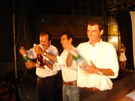 Prefeito José Donizete, vice Tião da Marieta e o secretário Bituca estourando a champagneZildo Silva