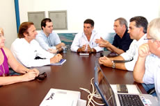 Emerson Fittipaldi e seus sócios no encontro com o prefeito de Maracajudivulgação