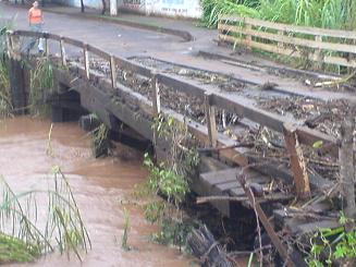 Ponte de madeira que liga o centro aos bairros Jardim Duarte, Laranjeiras e Cardoso, destruídaGuilherme Girotto