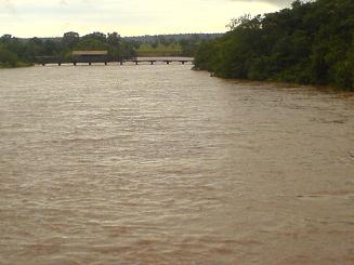 Volume de águas do rio Aporé, tendo como fundo a antiga ponte que ligava MS ao GoiásGuilherme Girotto