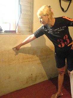 Idelurdes, ex-funcionária da Prefeitura, mostra o nível que chegou a água dentro de sua casa.Guilherme Girotto