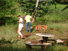 Trabalhadores na limpeza do localZildo Silva