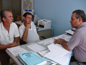 Waldir informando os diretores do Sindicato Rural, Dé e BizarZildo Silva