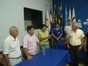 A presidente do Rotary Silvia Alquimin dá posse aos novos sóciosHumberto Cano