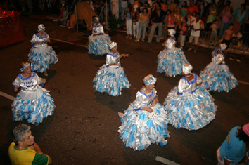 A ala das baianas de uma das escolas de samba de Cassilândia. Em MS, Cassilândia faz carnavalDalmo Cúrcio