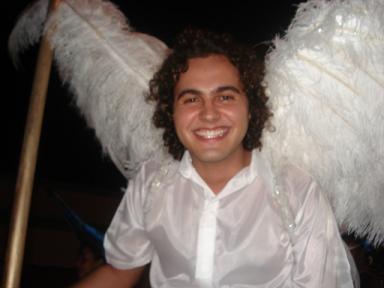 Guilherme Venditti, sobrinho de Ilma Costa, homenageada da escola, estava caracterizado de anjo.Bruna Girotto