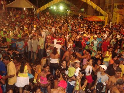 Público lotou a praça São José neste domingoBruna Girotto
