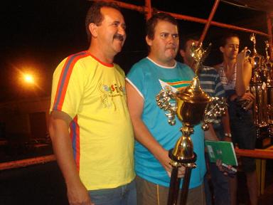 O carnavalesco Joiny Barreto recebe das mãos do prefeito José Donizete, o troféu de 3º lugarBruna Girotto