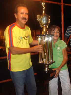 A carnavalesca Elzinha recebe o troféu de 2º lugar, do prefeito José DonizeteBruna Girotto