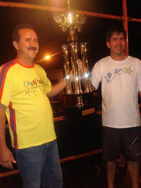 O prefeito José Donizete passa às mãos de José Alberto a taça de campeão do CassiFolia 2007.Bruna Girotto