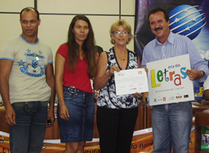 Prefeito José Donizete e funcionários da educação recebendo os livros em São GabrielZildo Silva - Assessoria de Comunicação