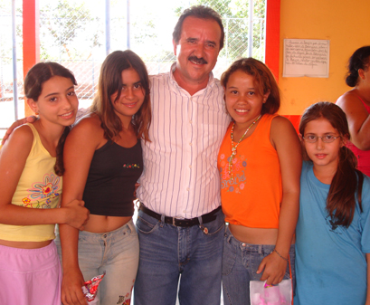 Crianças recepcionam o prefeito José Donizete no Distrito de Indaiá do SulZildo Silva