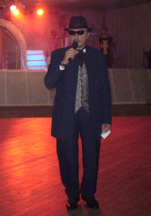 O cantor Fred Rovella em um momento de sua apresentaçãoGenivaldo Nogueira