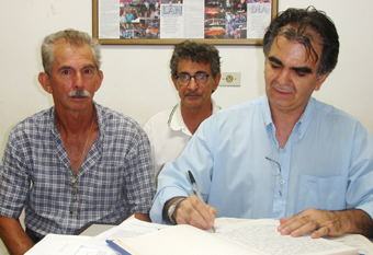 Eltes assina o termo de posse junto com Dé e Jerônimo Nunes de FreitasZildo Silva