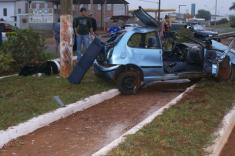 Carro ficou completamente destruído após capotar e colidir com árvore e posteDourados Informa