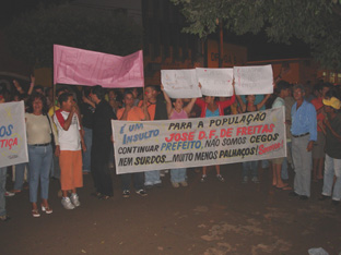 Faixas e cartazes na passeata realizada na noite de ontem em CassilândiaZildo Silva