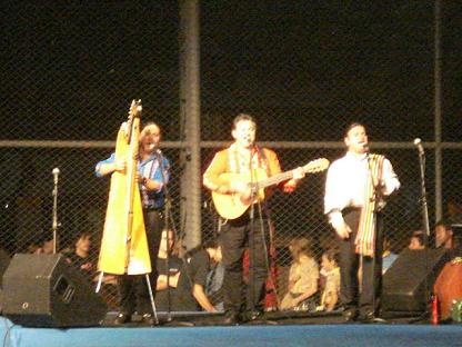 Grupo musical Alma Latina, representando a colônia paraguaia. Tocaram Galopeira e Pássaro Campano.Bruna Girotto