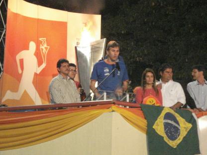 O atleta de vôlei Paulão falando para o público presenteBruna Girotto