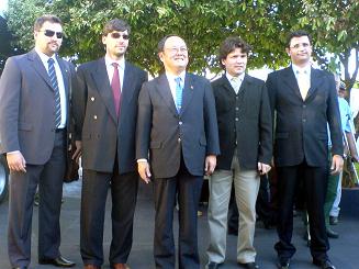 Dr. Ronaldo e Fábio (promotores), Sr. Masuo (Cônsul do Japão), Dr. Silvio (Juiz) e Fábio (Tabelião)Guilherme C. Girotto