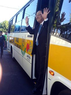 Sr. Masuo Mishibayashi, Cônsul do Japão, descendo do ônibus doado por aquele país, ao chegar na APAEGuilherme C. Girotto