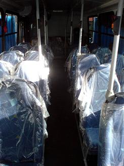 Interior do ônibus 0 km doado pelo Governo Japonês, ainda coberto com os plásticosGuilherme C. Girotto