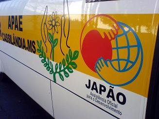 Lateral do ônibus doado pelo Governo Japonês a Apae, devidamente caracterizadoGuilherme C. Girotto