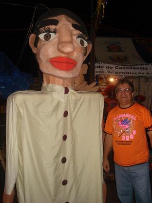 O secretário de saúde do município Paulo Abud, ao lado do boneco gigante.Bruna Girotto
