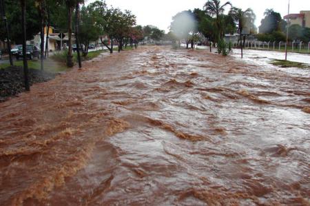 O Córrego Prosa, que corta a Capital, transbordou com a chuva desta tarde.Minamar Junior