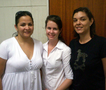 Alysséia no centro acompanhada das coordenadoras do curso de enfermagem