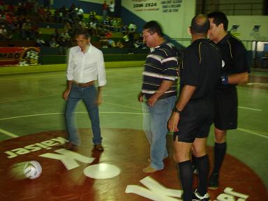 Pontapé inicial do jogo do time de Cassilândia, dado pelo Vice Tião e Braulino (Sec. de turismo)Zildo Silva
