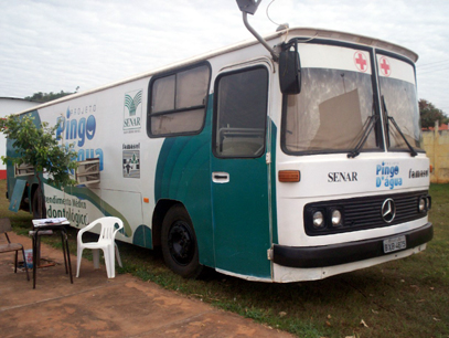 Ônibus estacionado no recinto do Sindicato Rural