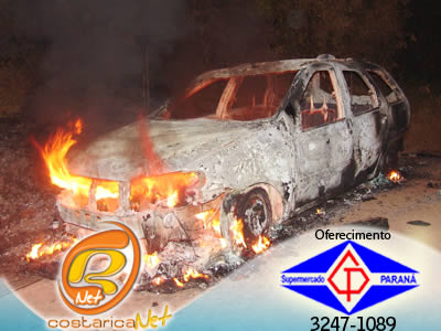 Carro queimado para interditar estrada na fuga dos bandidosCostaricanet