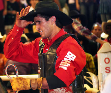 Leonil Soares dos Santos vence final em touro em Barretos e está na final da PBR em Las VegasAndré Silva